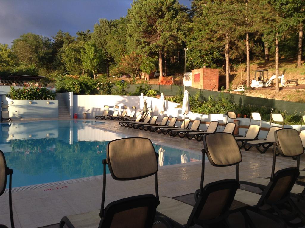 Camping Pineta Hotel Urbino Exterior photo